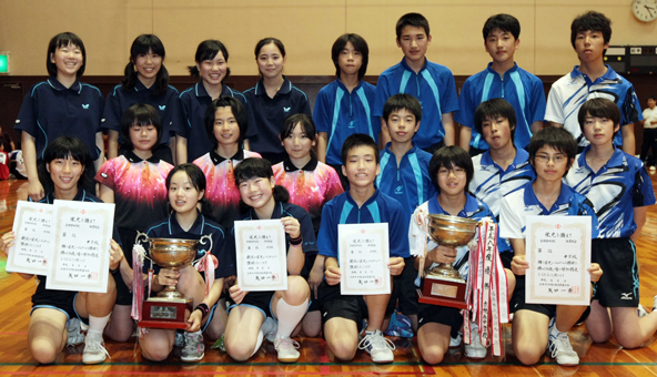 市中学総体卓球の団体戦は、男子が赤穂西、女子は有年が優勝