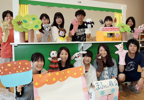 「みんな遊びに来てね」と人形劇への来場を呼び掛ける関西福祉大の学生たち