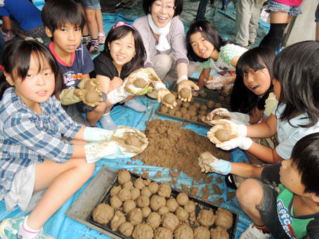 和気あいあいと作業したEM団子作り