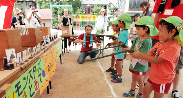 射的ゲームなどを楽しんだ赤穂幼稚園の「げんこつ夏祭り」