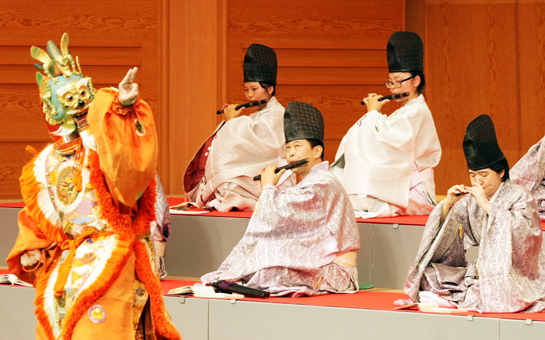 初公演で龍笛を奏でる伝統芸能研究会雅楽部の明石麻友子さん=後列右=と葛島星さん=同左=
