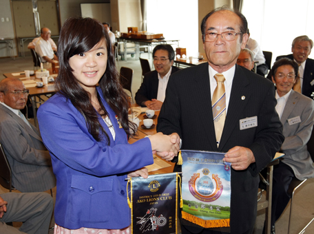 藤本敏弘会長と記念のペナントを交換する陳好嫣さん