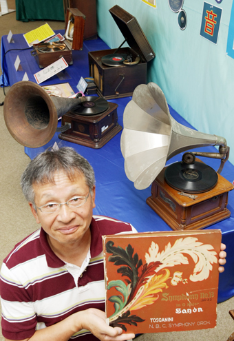 今では珍しい蓄音機や真空管ラジオなどが並ぶ民俗資料館の収蔵品展