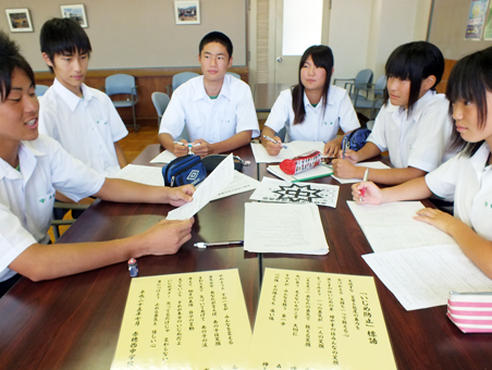 市民大会へ向けて「大会宣言文」の起草に取り組む赤穂西中学校生徒会