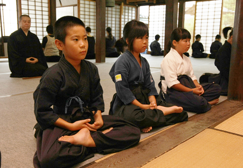 坐禅による精神修練を体験した少年剣士たち