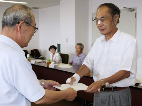 豆田正明市長から諮問を受ける林頼夫会長