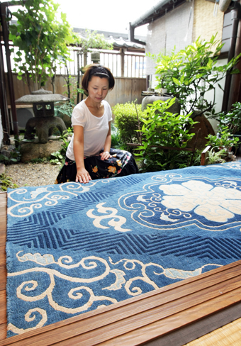 旧坂越浦会所で開催中の「しおかぜと赤穂緞通展」