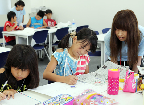 大学生が小学生を支援した「なつやすみ宿題教室」