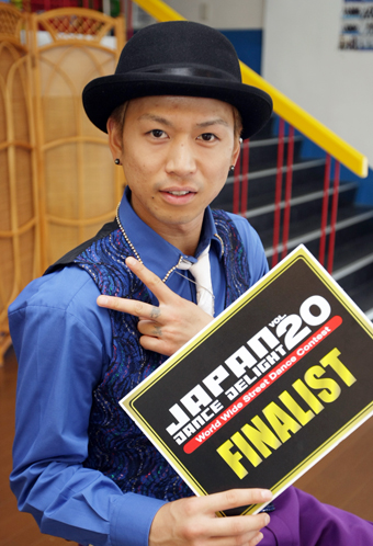 ファイナリスト・プレートを手にポーズを取る小山銀次郎さん。今も赤穂のスタジオで週1回の指導を受け持っている