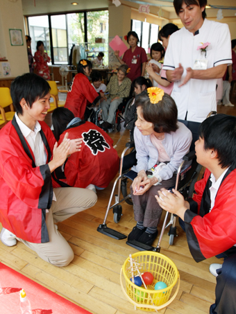 学生ボランティアも参加した「はくほう会デイサービスセンター」の夏祭り