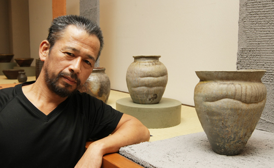 土窯で焼成した作品を出品している山崎尚彦さん