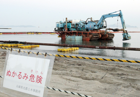 大きなキャタピラー付きで海上でも作業可能な泥上吸引圧送機