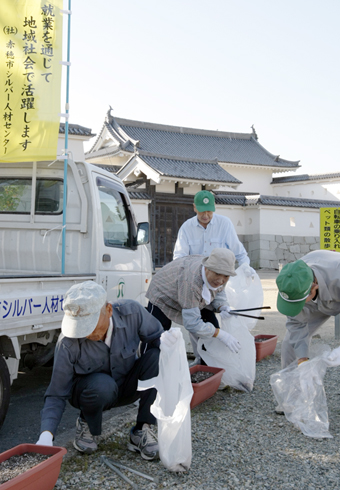 赤穂市シルバー人材センターが赤穂城跡公園で行った清掃ボランティア活動