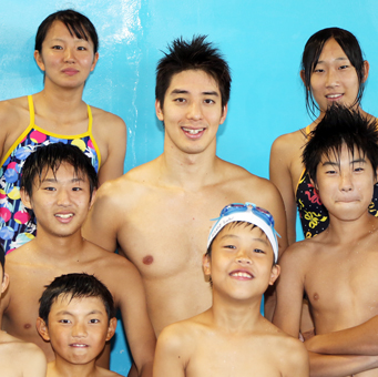 参加者との記念写真にも応じたロンドン五輪銀メダリストの藤井拓郎選手