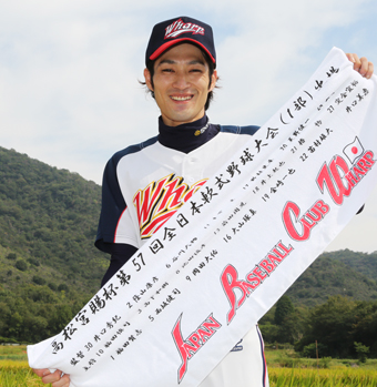 チームで作ったタオルを手に「一戦必勝」を目指す前田周児さん
