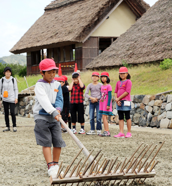 塩田作業などを行った御崎小と原小の交流学習
