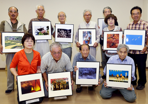 展示作品を手にする「写壇・あすなろ」のみなさん=同会提供