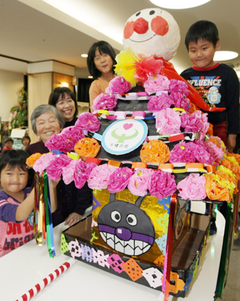 お年寄りと園児が一緒に飾り付けた子どもみこし