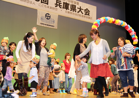 親子のかわいいダンスもあった母親クラブの事例発表