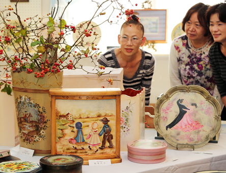 優美な装飾を施した作品が並ぶトールペイント展