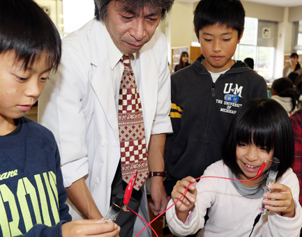 子どもたちが理科に興味を持つ機会として行われた出前授業