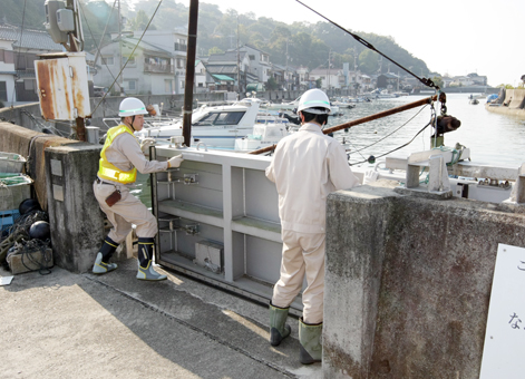 災害訓練で防潮門を閉鎖する市職員