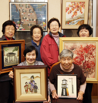 趣味の作品展を開いている「和紙絵の会」のみなさん