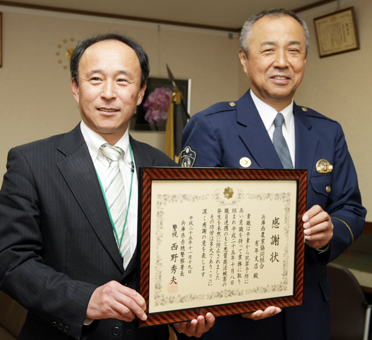 悪質商法被害を未然防止した功績で西野秀夫署長(右)から感謝状を贈られた兵庫西農業協同組合有年支店の竹元康久支店長