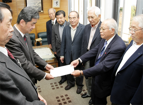 産廃処分場「計画反対」の意見書を県へ手渡す木村音彦会長ら赤穂市自治会連合会の役員団