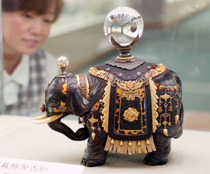 展示品の一つ「玉載飾象香炉」=野崎家塩業歴史館蔵