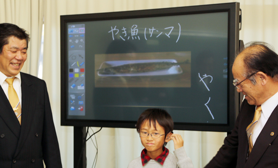赤穂LCが塩屋小へ贈呈した電子黒板