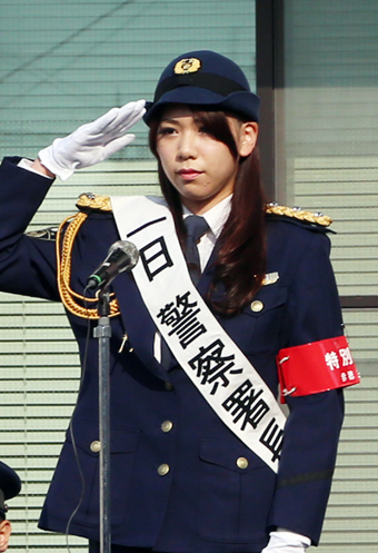 制服姿で「一日警察署長」を務めた義士娘の安本裕紀子さん