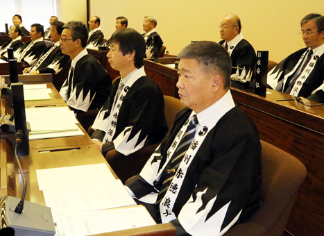 出席者全員が義士はっぴを着用して開かれた赤穂市議会