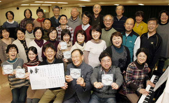 「四十七士の歌」をCDに収録した赤穂市民合唱団と松崎繁夫さん=前列左から4人目