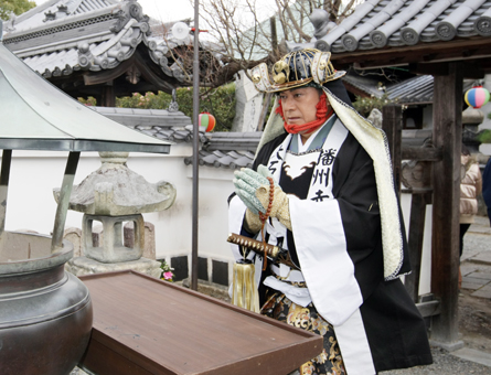 義士行列の出演を前に四十七士の霊に手を合わせる松平健さん=花岳寺