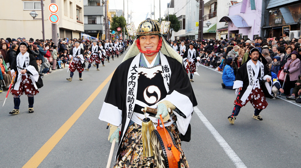 松平健さんが大石内蔵助に扮した義士行列。沿道から大きな声援が送られた