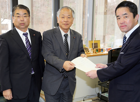 産廃最終処分場設置計画に反対の意見書を提出する永安弘議長=中央=と前川弘文副議長=左=