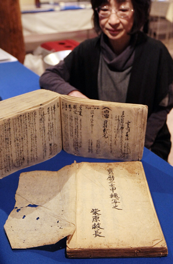 柴原救長が筆写したとされる『造酒秘伝書』。奥は『酒永代覚帳』