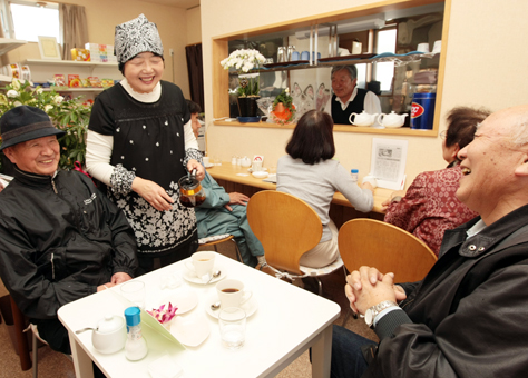 地域の交流サロンとして好評な「さこし高瀬舟」。店内には笑顔と笑い声が絶えない