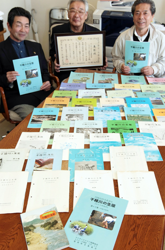 昭和49年の創刊号=手前左=から40年続けて刊行された『千種川の生態』