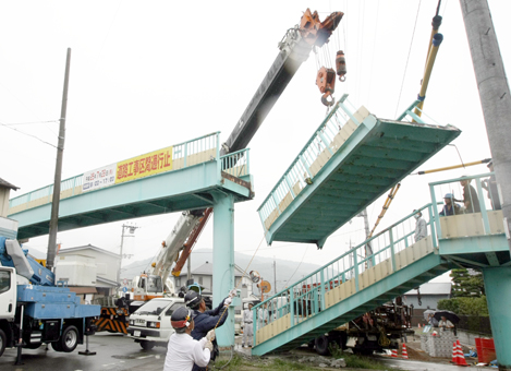 役目を終えて撤去される尾崎の歩道橋