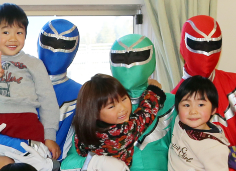 園児たちに大人気だった防犯戦隊マモルンジャー