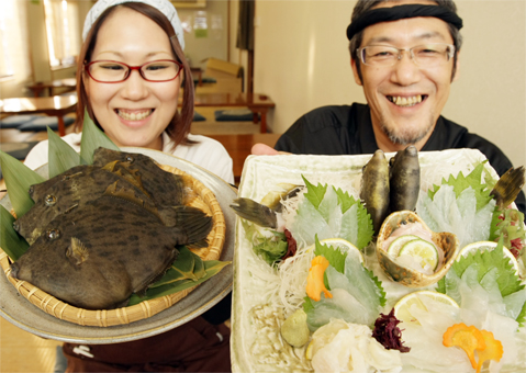 地元特産のカキで育てたカワハギと活け造り
