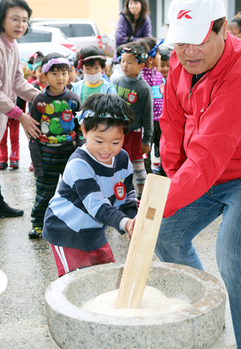 市内各地区で行われた三世代交流もちつき