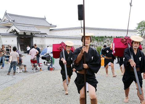 赤穂城跡本丸前で行われた映画「超高速!参勤交代」のロケ