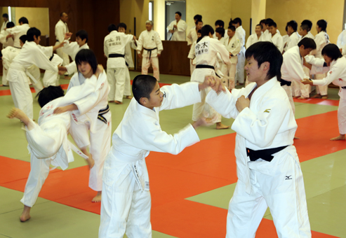 子どもから大人まで初稽古に汗を流した赤穂市柔道協会の演武始め