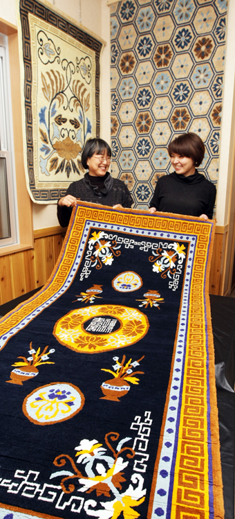 おめでたい図柄が並ぶ赤穂緞通展