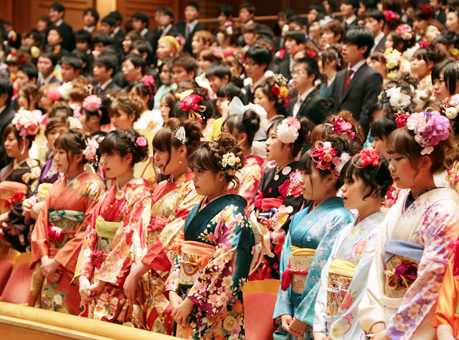 色鮮やかな晴れ着姿が目立った成人祝賀式