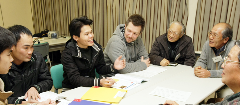 講師を交えてスピーチ内容を話し合う日本語教室の受講生