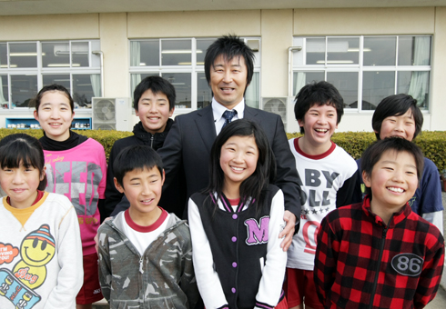 優秀教職員として大臣表彰を受けることが決まった河本学教諭。子どもたちからの人気も高い